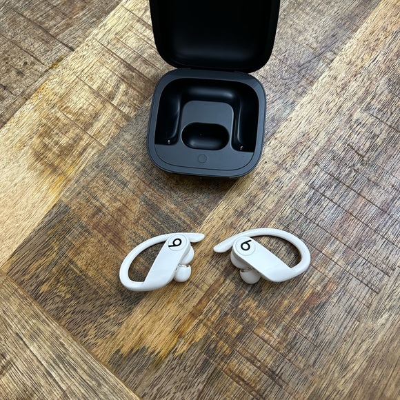 Powerbeats Pro Totally wireless headphones. Ivory. - Picture 3 of 10